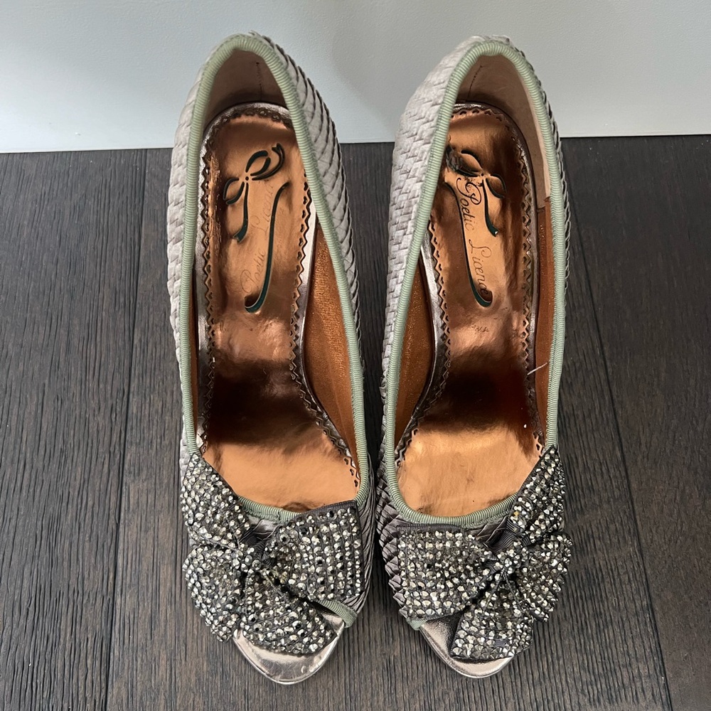 Pre-loved Poetic Licence Heals Pumps Silver Bow Grey size 8 39